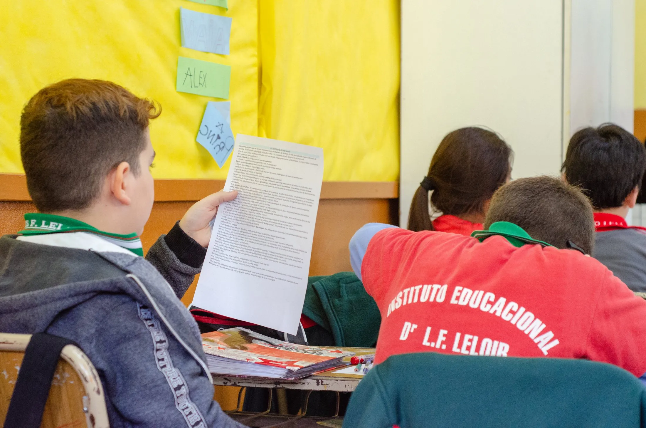 Estudiantes del Nivel Secundario del Instituto Leloir durante una actividad en clase