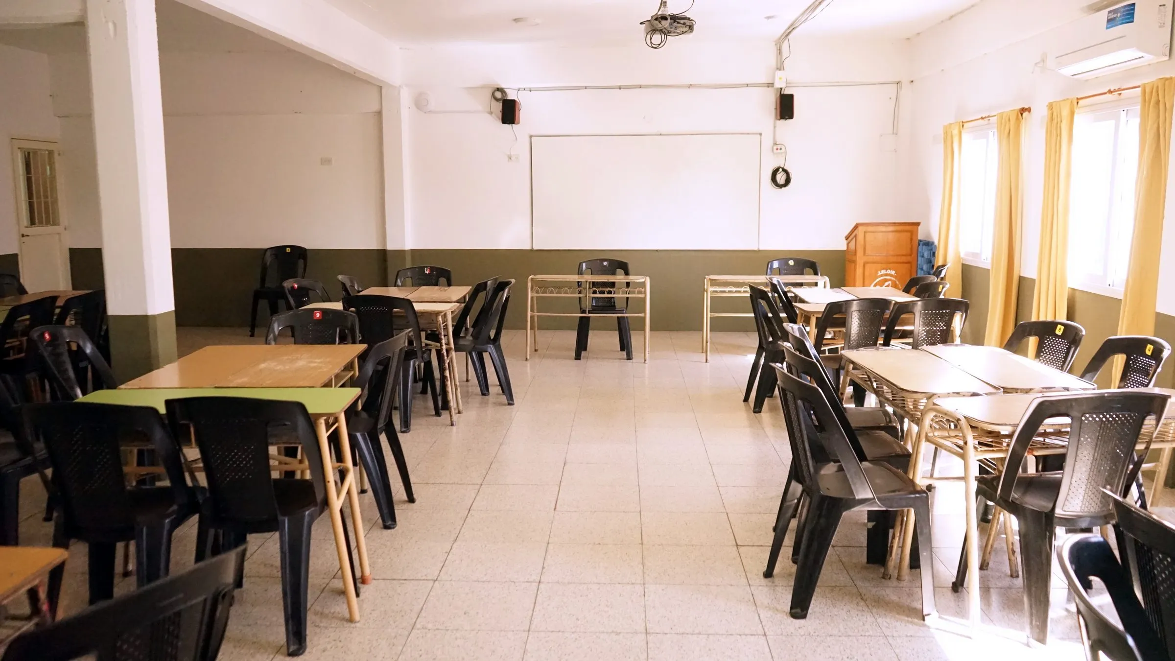 Salón de usos múltiples del Instituto Leloir, con mesas y ventanales