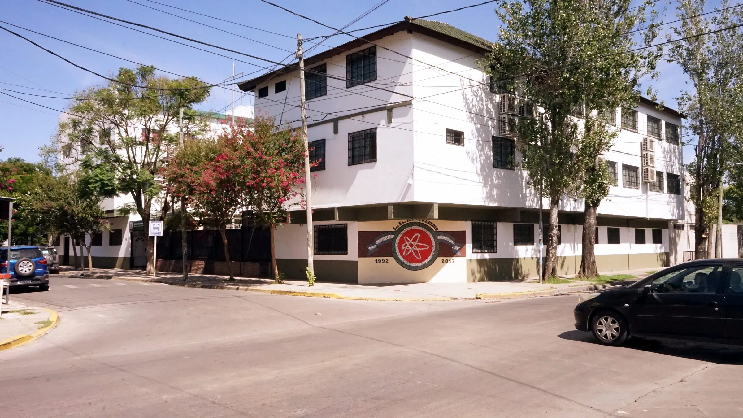 Fachada del Instituto Leloir en la esquina, con el logo institucional sobre la pared