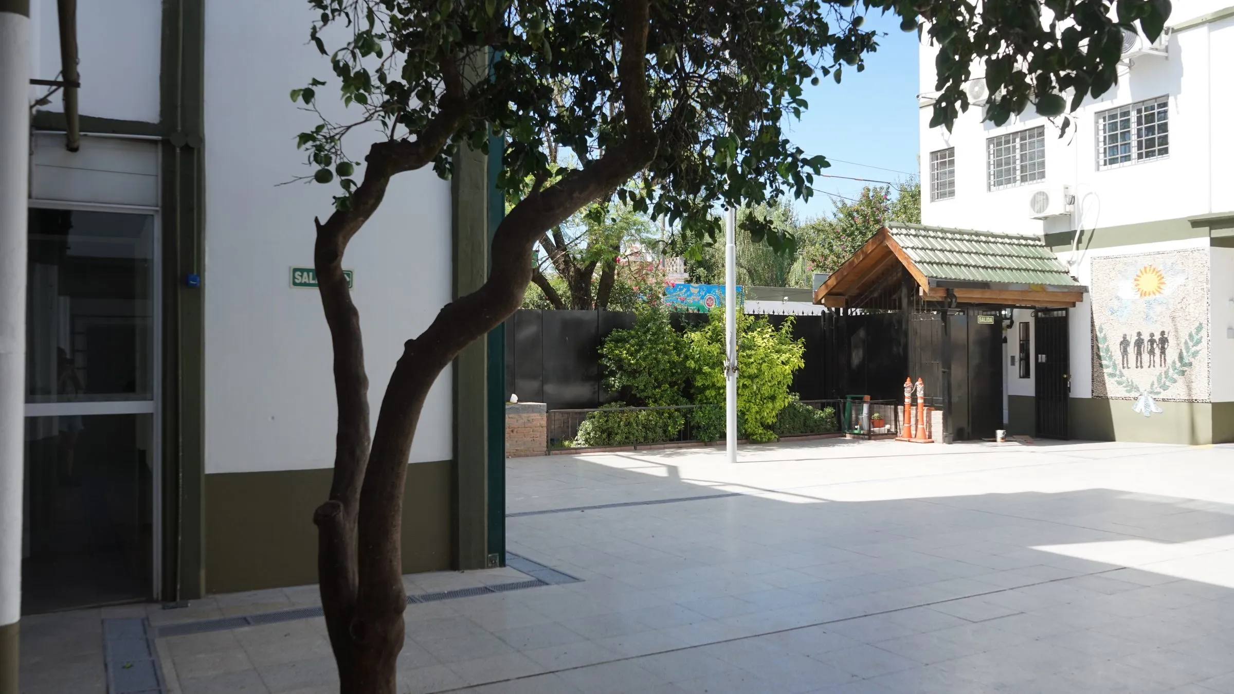 Entrada del Instituto Leloir, con el patio y el árbol del ingreso