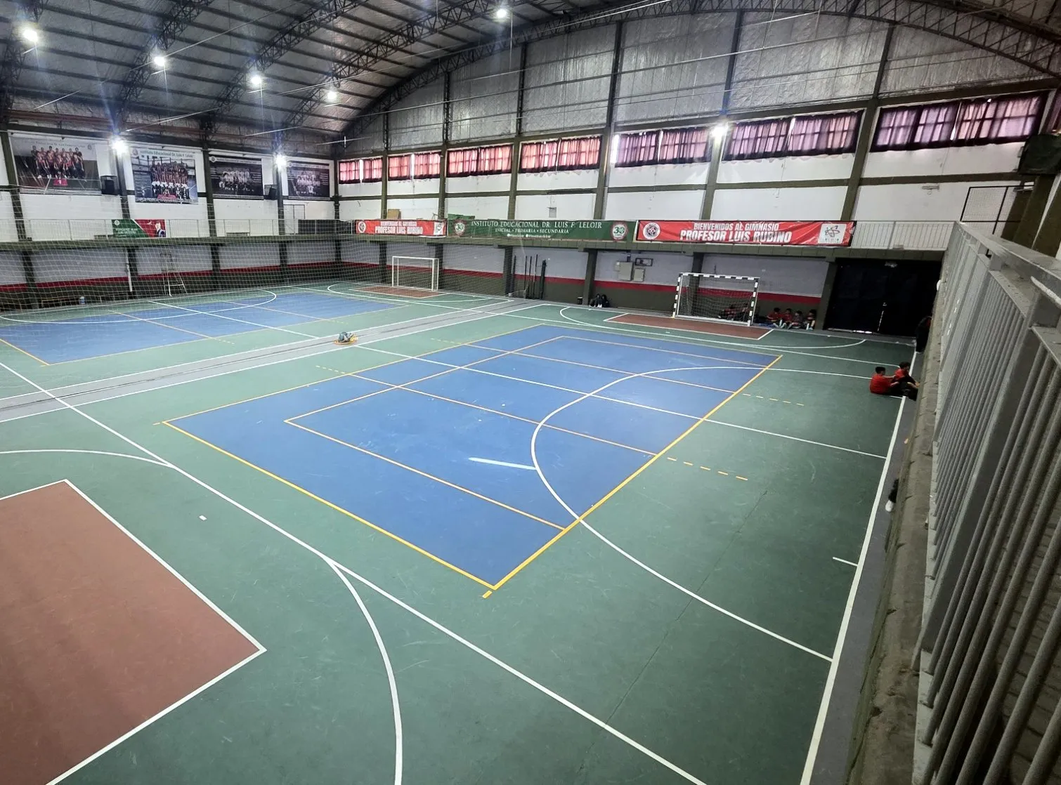 Interior del Gimnasio Profesor Luis Rubino del Instituto Leloir, con las canchas de futsal y vóley