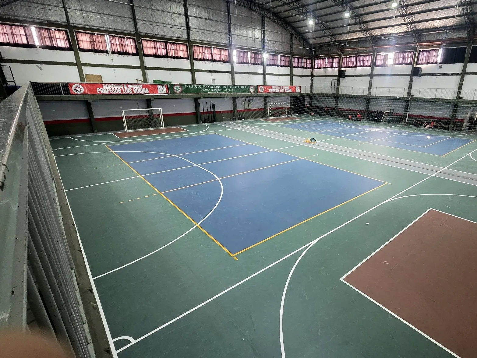 Vista de las canchas del Gimnasio Profesor Luis Rubino, con los arcos y las líneas de juego