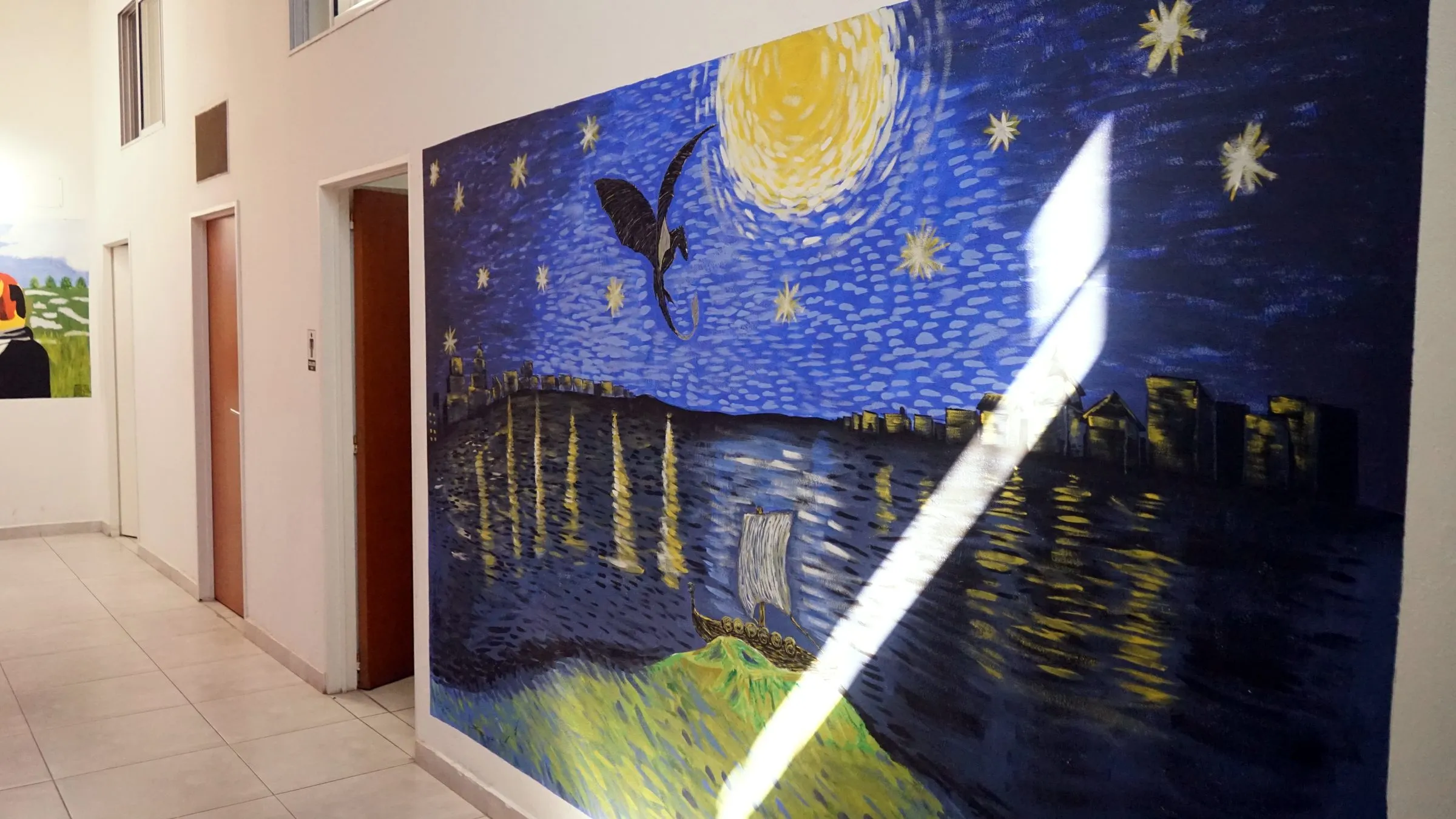 Mural inspirado en “La noche estrellada” de Van Gogh en un pasillo del Instituto