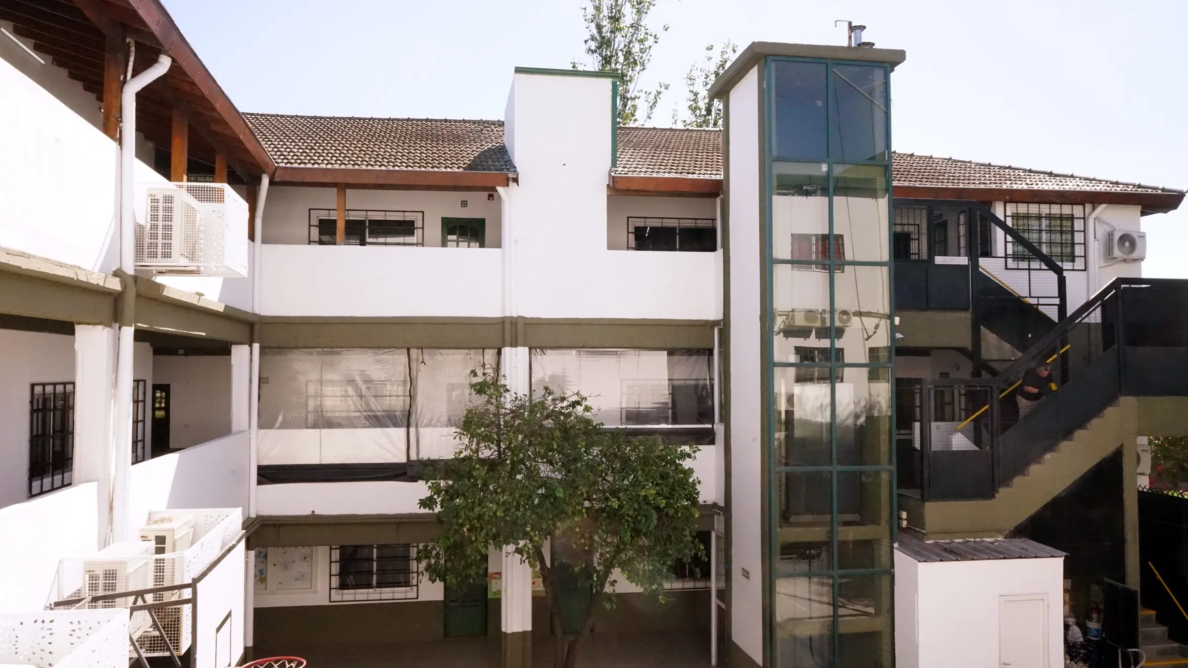 Patio interno del Instituto, con los tres niveles del edificio alrededor