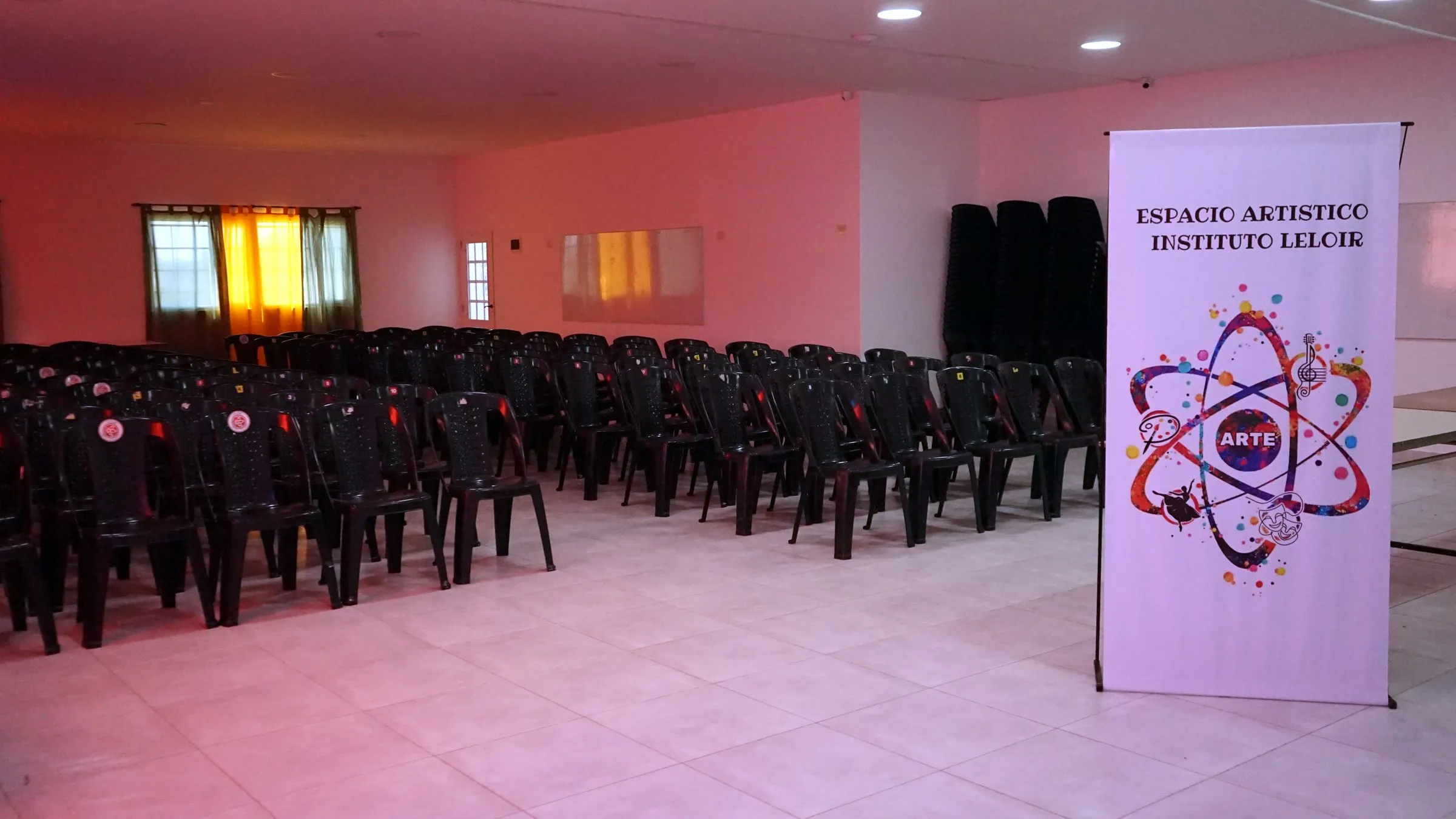 Salón de usos múltiples preparado para una jornada del Espacio Artístico Instituto Leloir